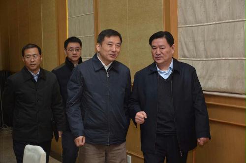 省委常委、省委秘書(shū)長(zhǎng)樊金龍視察省檔案局館